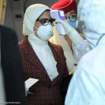 بالصور.. وزيرة الصحة المصرية تخضع لـ”فحص كورونا” بمطار بكين